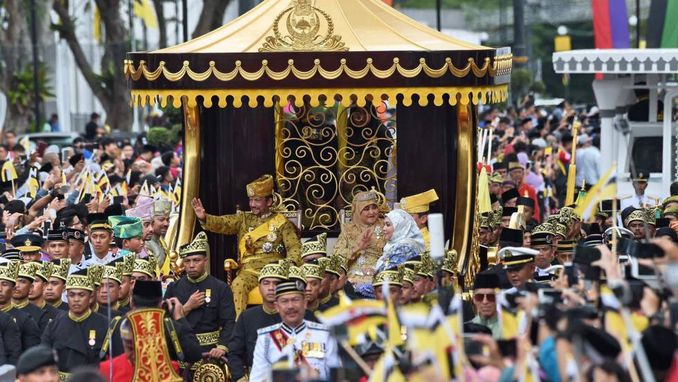 El sultán Hassanal Bolkiah y su esposa, Anak Hajah Saleja, durante su paseo en carroza