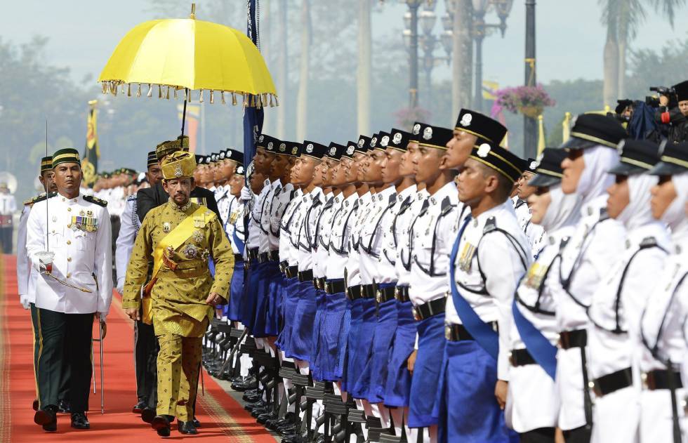 El sultán Hassanal Bolkiah, revisa la guardia de honor durante la cerebración de sus 50 años en el trono.