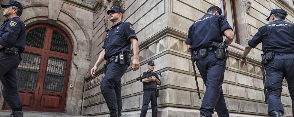 09102017 El Tribunal Superior de Justicia de Cataluña retira la vigilancia exclusiva de su sede a los Mossos d'Esquadra. El presidente de TSJC, Jesús Barrientos ordena a la Policía Nacional que asegure el edificio ante el temor de que el Parlament desarrolle la Ley del Referéndum. En la imagen, policías nacionales en la fachada posterior del Palacio de Justicia, sede del TSJC. Foto: Joan Sánchez