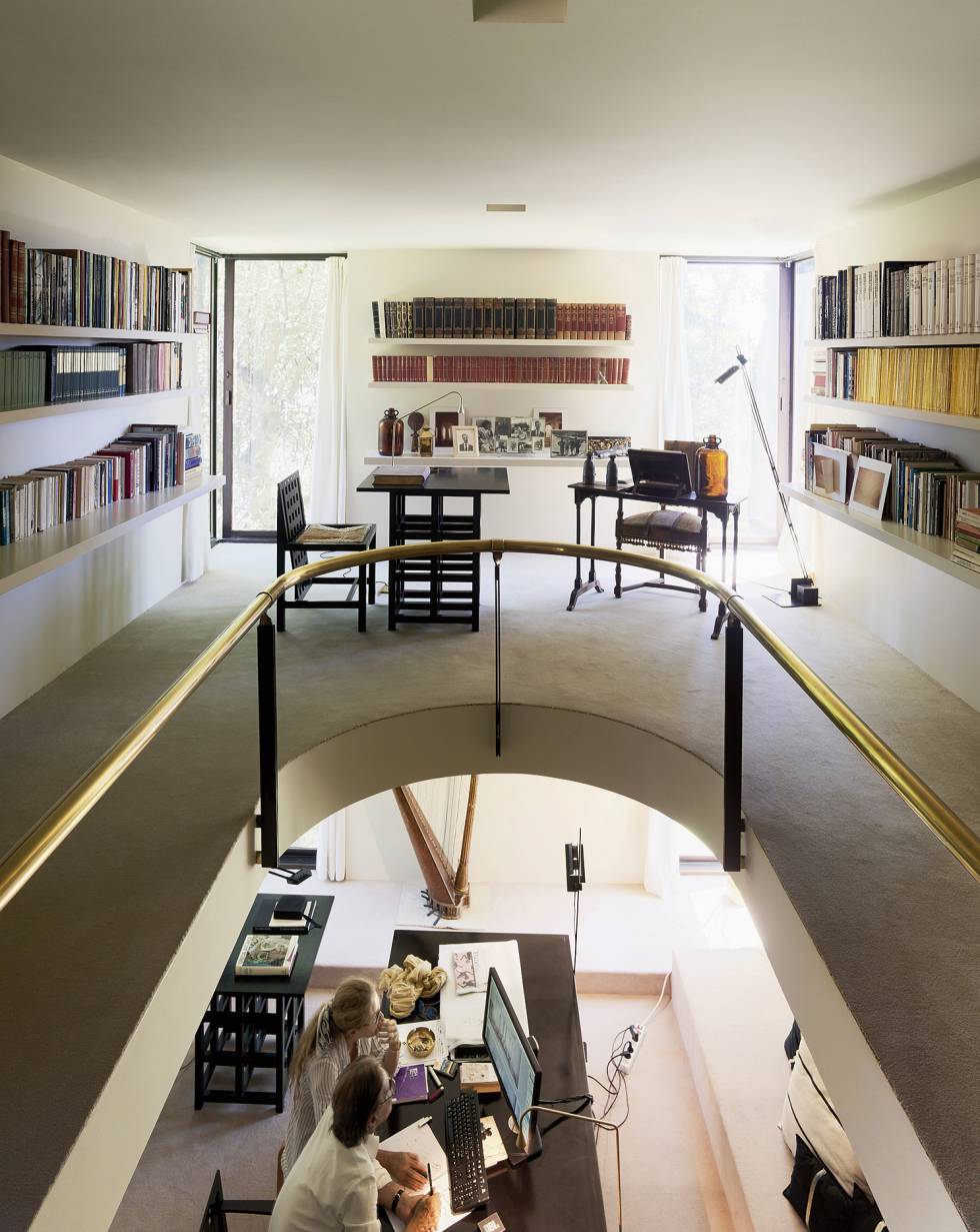 Vista de la biblioteca en la que el arquitecto sigue pensando y proyectando con la misma calma que en su casa de Barcelona. En la planta de abajo, Ricardo y su mujer, Marta.