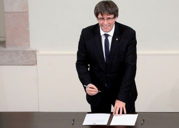 Puigdemont, Forcadell y otras autoridades catalanas firman una declaración de independencia