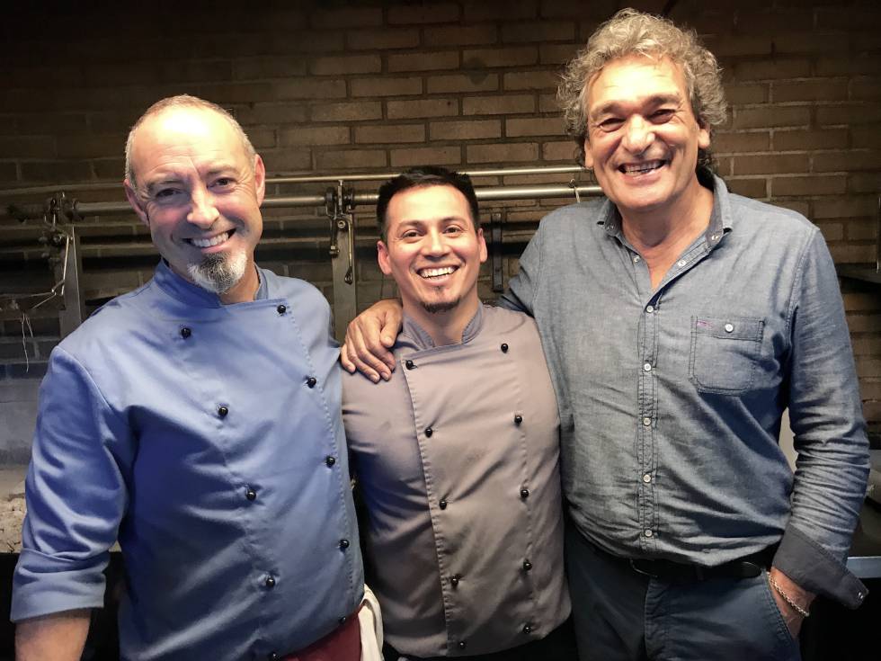 ZALDÚA CON SUS AYUDANTES JUNTO A LAS PARRILLAS CAPEL