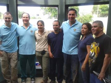 Equipo que operó del colmillo izquierdo a Tantor en 2012.