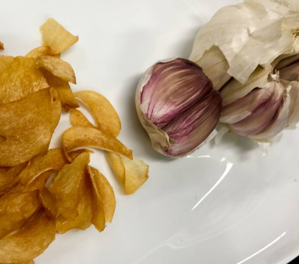 CABEZA DE AUTENTICO AJO MORADO Y SUS LASCAS FRITA CAPEL