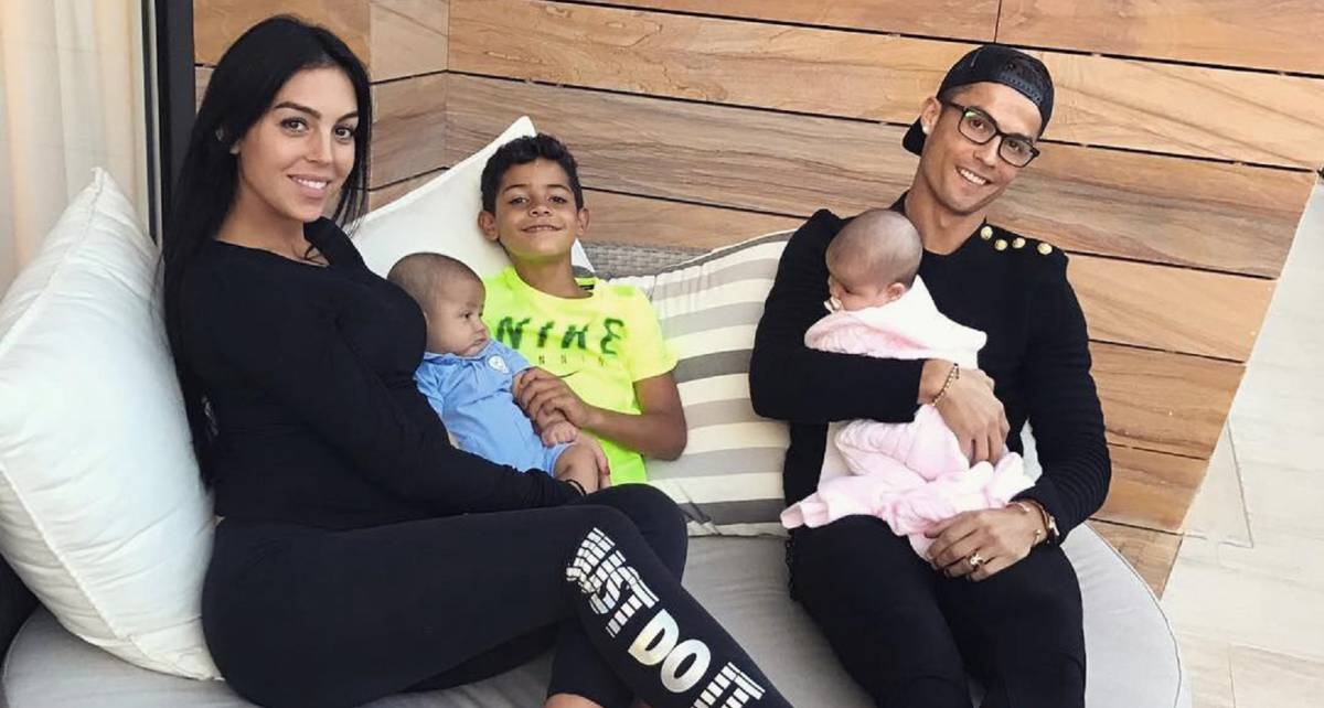 Georgina Rodríguez, Cristiano Ronaldo y los tres hijos de este.
