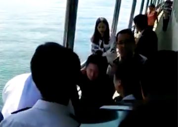 Una turista intenta saltar de un crucero para recuperar su móvil Una turista intenta saltar de un crucero para recuperar su móvil