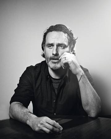 Andrew Lincoln, con esa mirada perdida que significa que está pensando algo muy, muy profundo.