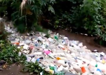 Un río arrastra toneladas de basura en el corazón de Guatemala