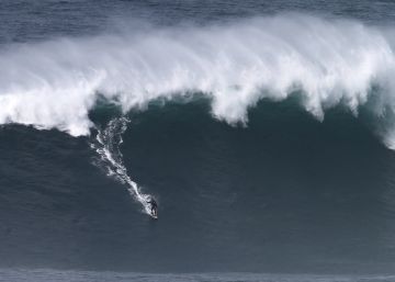 Tow-in surf en Nazaré, Portugal Tow-in surf en Nazaré, Portugal