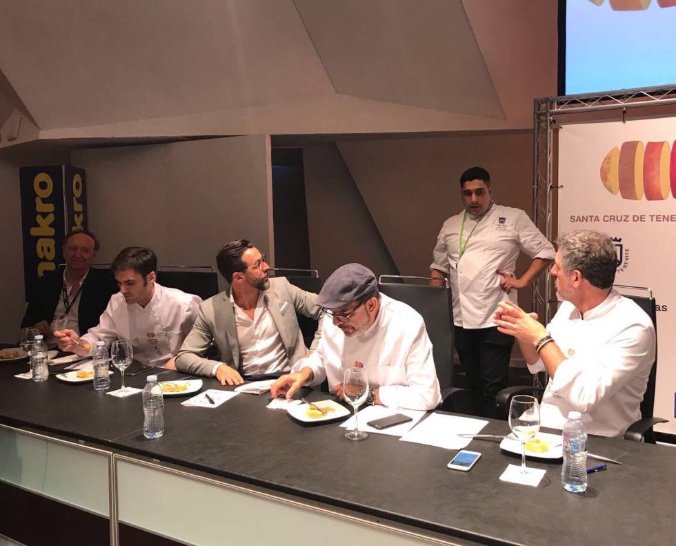 EL JURADO ATIENDE LAS EXPLICACIONES DE ROBERTO COUTO