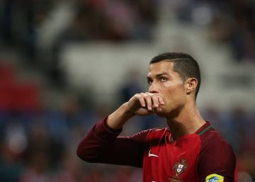 Cristiano Ronaldo paga as despesas médicas de 370 afetados pelos incêndios em Portugal Cristiano Ronaldo paga as despesas médicas de 370 afetados pelos incêndios em Portugal