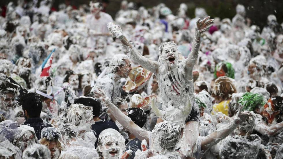 Estudiantes de la Universidad de St. Andrew de Edimburgo participan en la tradicional pelea de espuma de afeitar para celebrar el inicio del curso.
