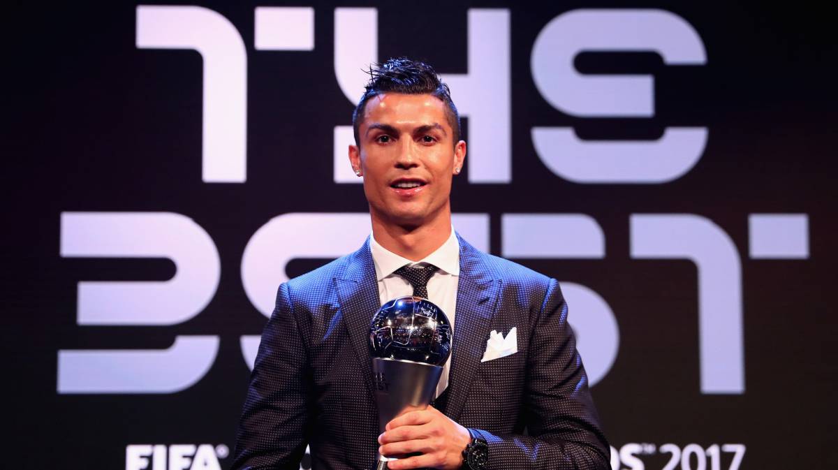 El jugador portugués del Real Madrid recibe el premio a Mejor Jugador.