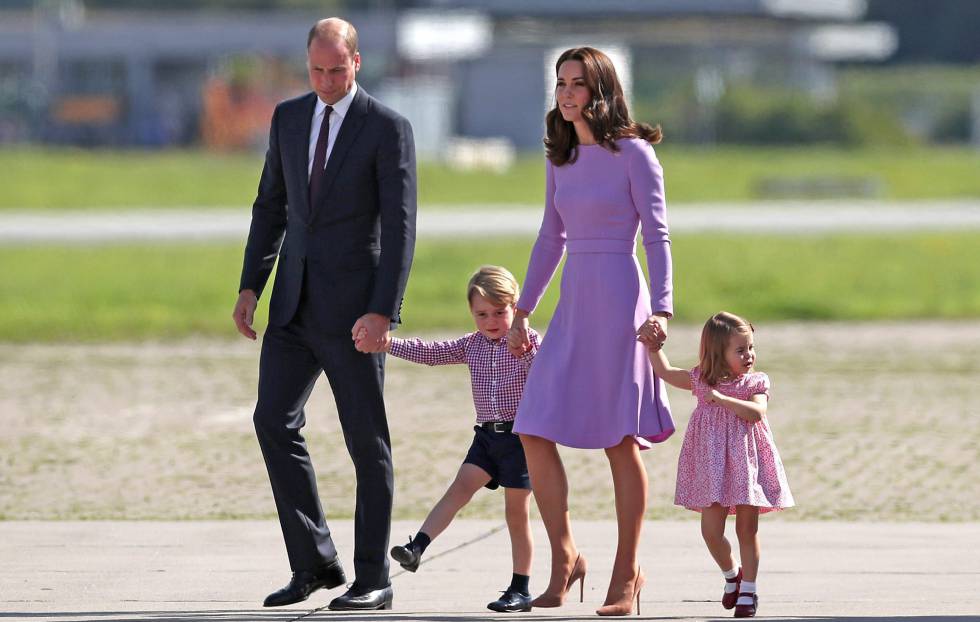 Los duques de Cambridge con sus dos hijos, el pasado mes de julio.