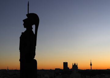 Estatuas mitológicas en los tejados de Madrid