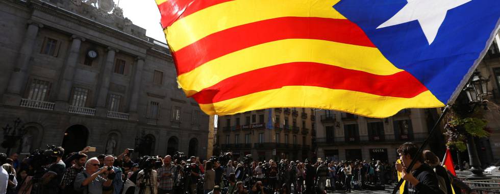 GRAF2851. BARCELONA, 30102017.- Ambiente ante el Palau de la Generalitat, en el primer día laborable tras la puesta en marcha del artículo 155 de la Constitución para hacer frente al desafío secesionista en Cataluña. EFEJavier Etxezarreta