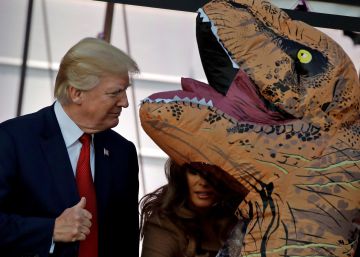 Donald Trump, felicita a uno de los niños disfrazados durante Halloween.