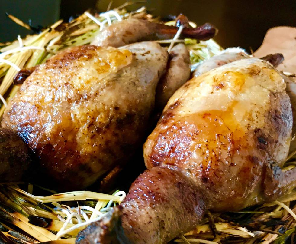 CODORNICES RECIEN ASADAS, SE SIRVEN CON BERENJENAS, MISO Y PEREJIL CAPEL