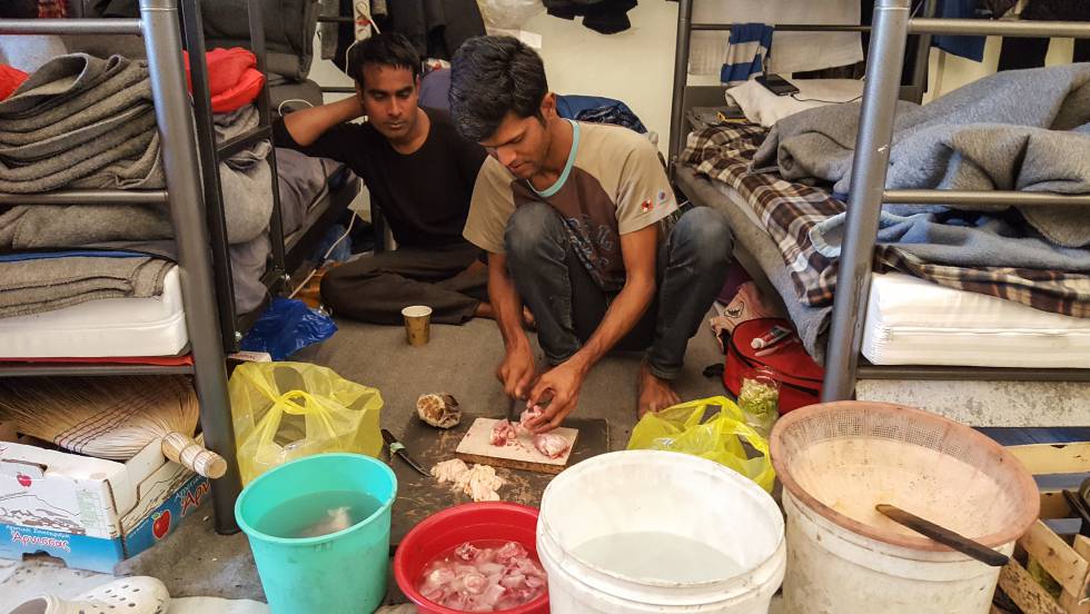 Aiful, de 25 años y de Bangladesh, prepara comida dentro de una gran tienda de campaña para refugiados. A su lado, Sail que era taxista en su país. Después de algunos problemas políticos huyó a Iraq. Debido a la guerra, no pudo quedarse allí y se marchó a Turquía, donde fue torturado. Decidió viajar a Grecia y llegó a Lesbos en julio de 2016.