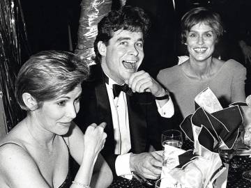 Carrie Fisher, Jay McInerney y Lauren Hutton, en una gala benéfica en Nueva York en 1988 para recaudar fondos contra el sida.
