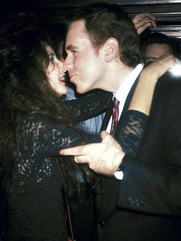 Tama Janowitz y Bret Easton Ellis en plan más que amigos en rn El Morocco, de Nueva York, en 1988.