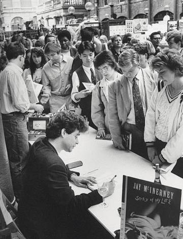 Jay McInerney, dejándose la muñeca durante una multitudinaria firma de libros organizada en Covent Garden, Londres.