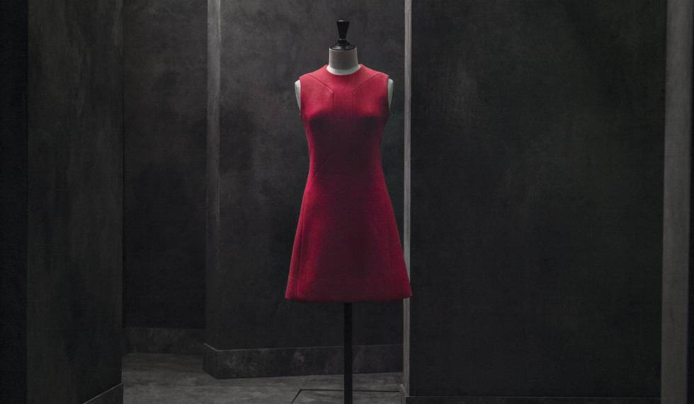 Uno de los vestidos de Pertegaz de la exposición Fundación Canal, en Madrid