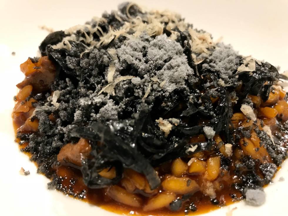 ARROZ ENTRE CENIZAS DE TRUFA NEGRA, DE QUIQUE DACOSTA CAPEL