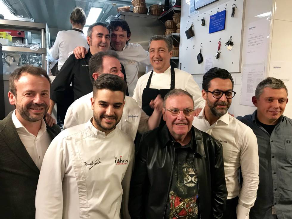 ALGUNOS COCINEROS CON GARCÍA SANTOS, ANTES DE LA CENA CAPEL