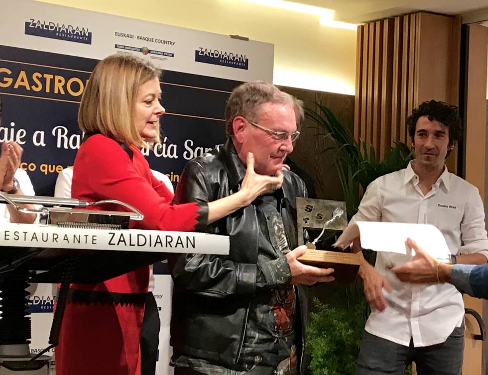 GARCÍA SANTOS AL FINAL DEL ACTO JUNTO CON PEPA FERNÁNDEZ CAPEL