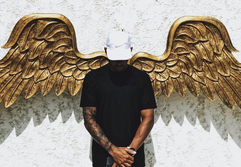 "Busca tus alas. Cree en ti mismo". Este es el comentario de la imagen que comparte Hamilton.