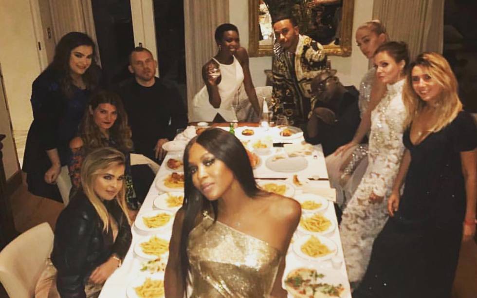 Con la 'top model' Naomi Cambell y otros amigos tras el desfile de Versace en Milán.