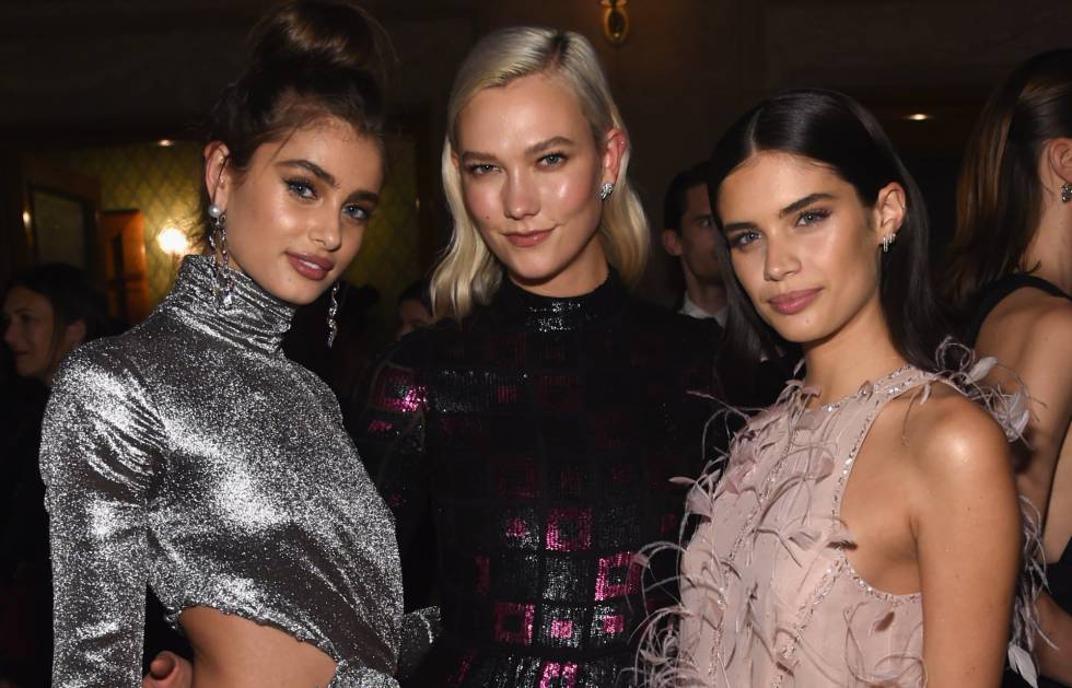Las modelos Taylor Hill, Karlie Kloss and Sara Sampaio en los CFDAVogue Fashion Fund Awards el pasado 6 de noviembre en Nueva York.