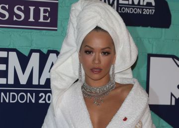 Rita Ora acude en un albornoz de Palomo Spain a los MTV EMA