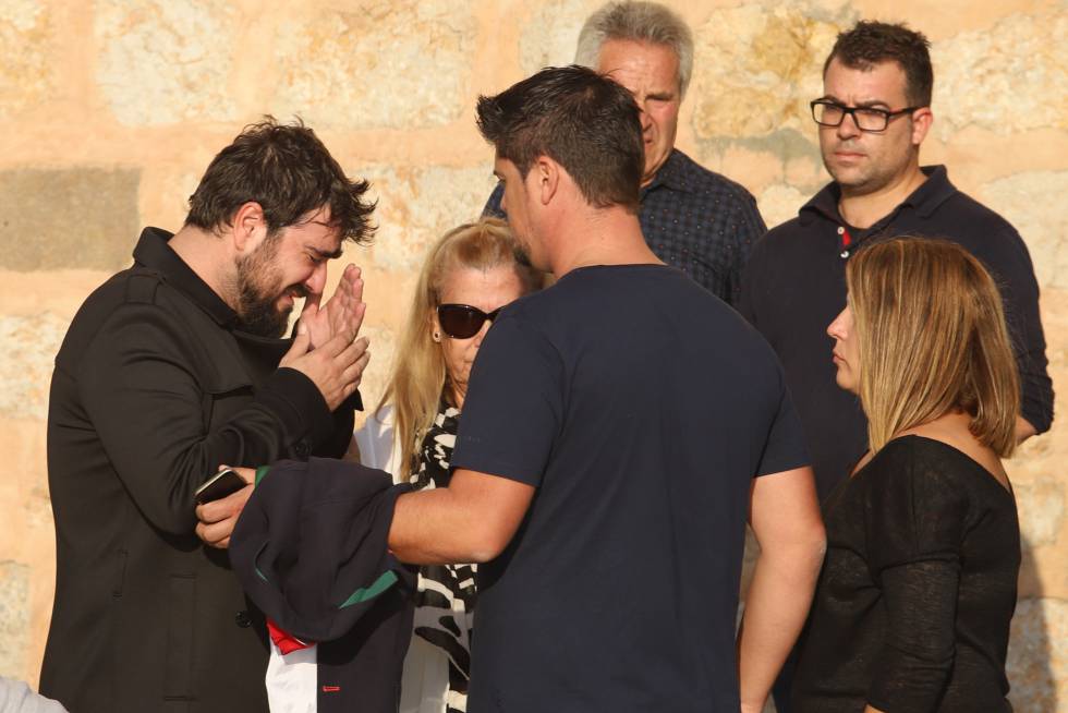 El cantante Antonio Orozco durante el entierro de Susana Prat en Sitges el 27 de octubre.