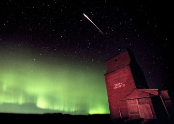 Rayos verdes en la oscuridad de la noche