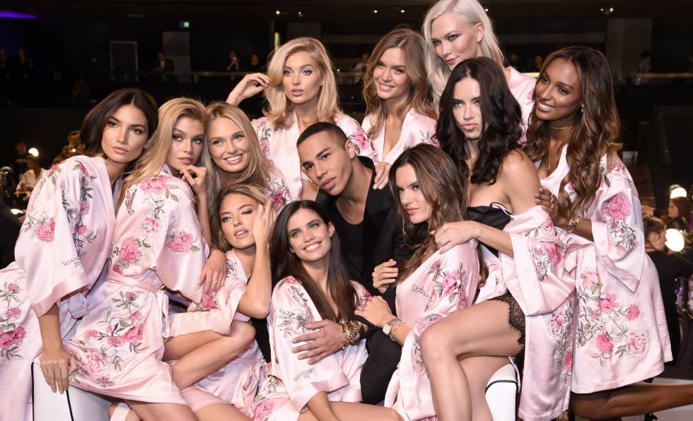 Lily Aldridge, Stella Maxwell, Romee Strijd, Martha Hunt, Elsa Hosk, Olivier Olivier Rousteing, Sara Sampaio, Josephine Skriver, Alessandra Ambrosio, Adriana Lima, Karlie Kloss y Jasmine Tookes, antes de la gala.