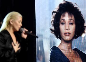 El homenaje de Christina Aguilera a Whitney Houston en los American Music Awards