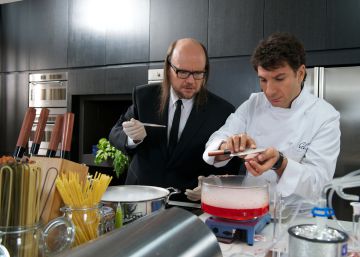 Lanzar la pasta a la pared para saber si está en su punto: 19 aberraciones que cometemos con la pasta