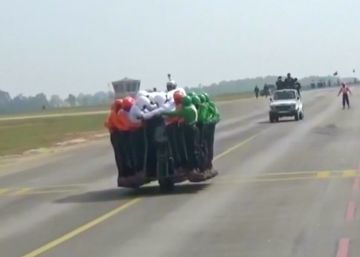 El Ejército indio bate un nuevo récord: 58 hombres subidos en una moto