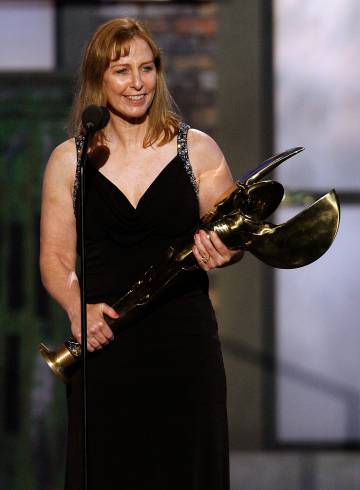 La especialista Debbie Evans recoge un premio Taurus por su labor como doble de acción.