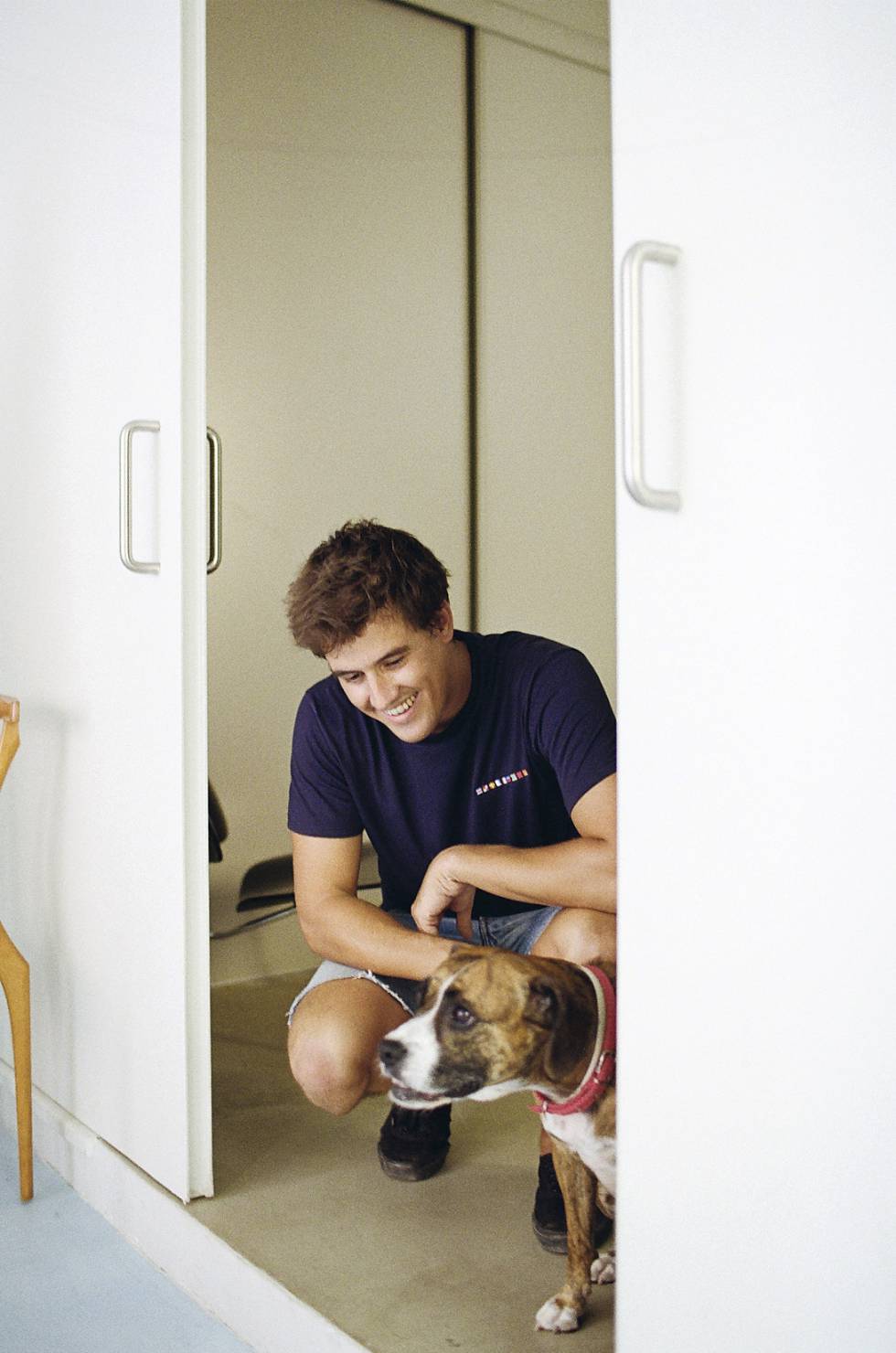 Enrich y Bilma, en el límite entre el salón-cocina-despacho y el dormitorio (las patas de madera que se cuelan en el plano pertenecen a la silla Gaulino de Óscar Tusquets).