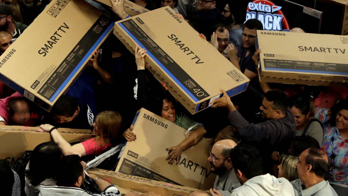 Clientes compiten por hacerse con alguna televisión en una tienda de Sao Paulo (Brasil).