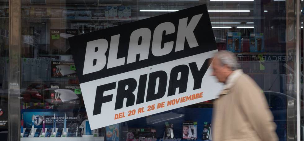 Un señor pasa por delante de un cartel que anuncia ofertas del 'Black Friday' en Madrid.