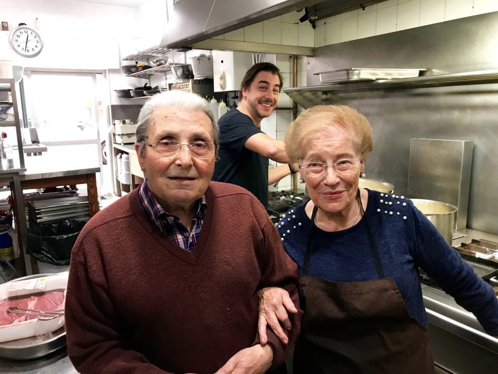 MONTSE Y JOSÉ EN LA COCINA, DETRÁS JORDI CAPEL
