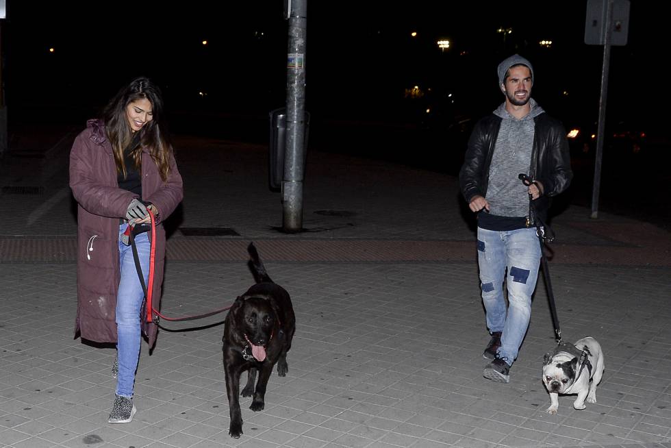 El futbolista Isco Alarcón y la actriz Sara Sálamo paseando a su perros por un parque de Madrid en noviembre.rn