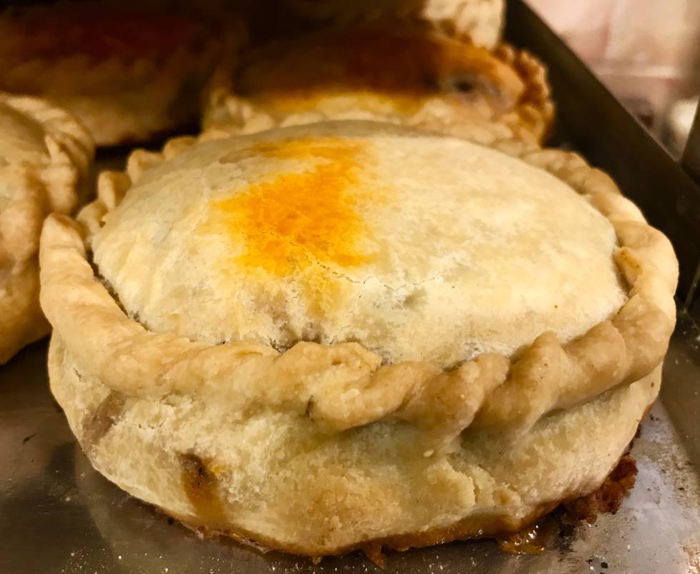 EMPANADA DE CORDERO, GUISANTES Y SOBRASADA CAPEL