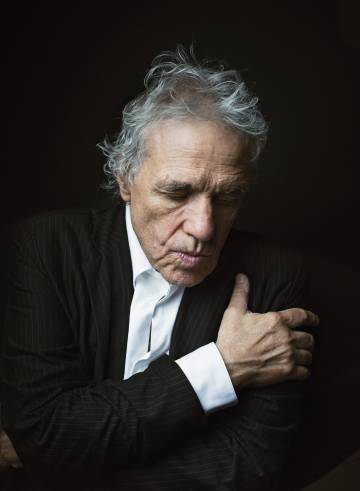 Abel Ferrara, el cineasta con fama de arisco con la prensa, evitando mirar a la cámara de ICON en Madrid.
