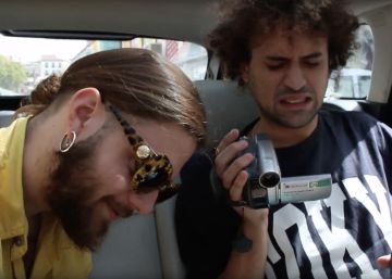 Murcianos tatuando a músicos en un coche en marcha, ¿los nuevos Jackass?