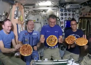 Noche de pizzas en el espacio